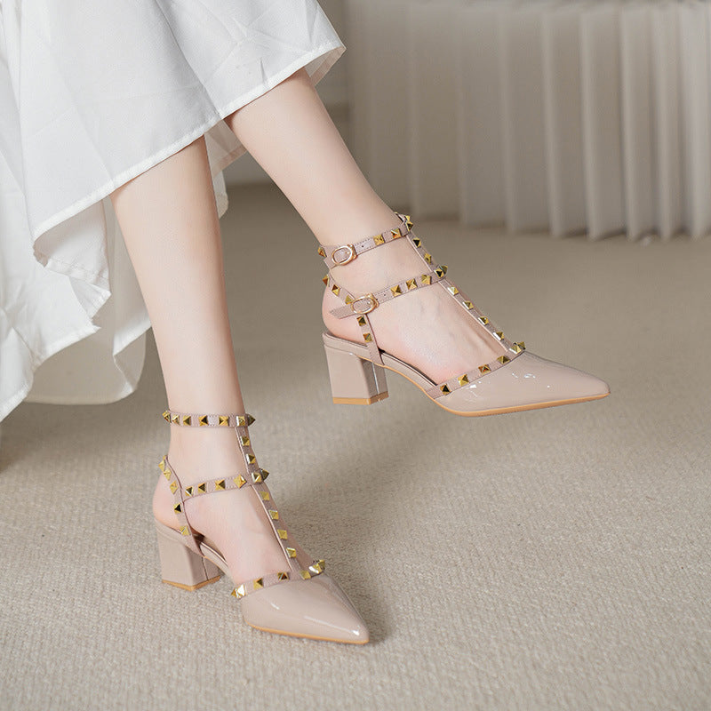 Stilettos mit Nieten