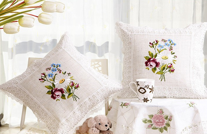 Bestickte Tischdecke und Kissenhülle im Landhausstil – Bild 2 | LuxeStyle