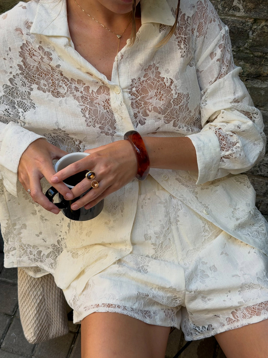 Florales Spitzen-Set: Oversized Hemd & Shorts