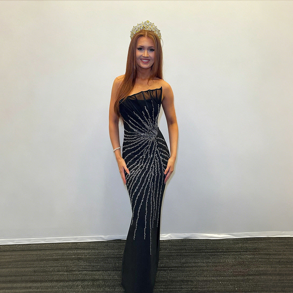 Elegantes, rückenfreies Schlitzkleid mit Strass