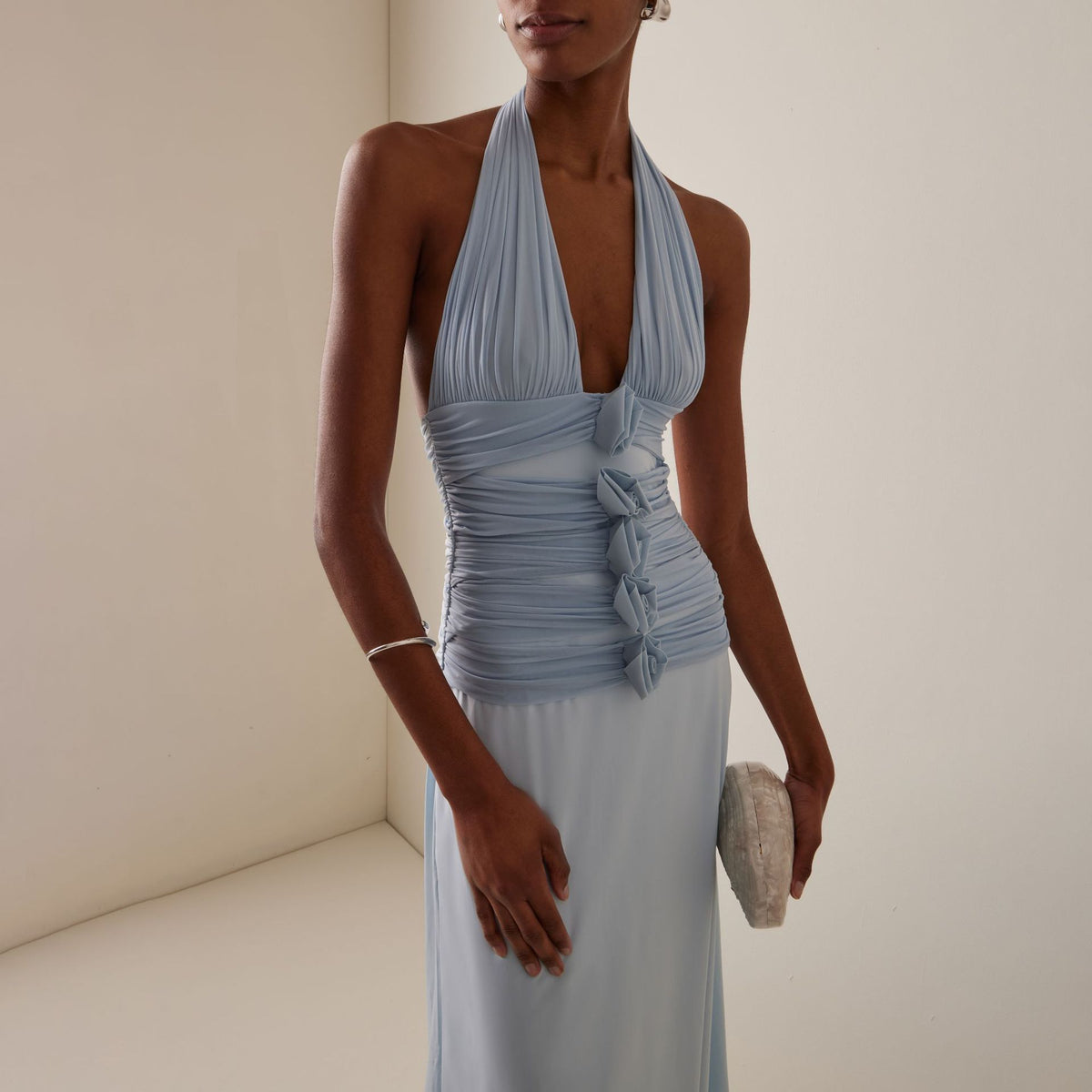 Blaues Strickkleid mit tiefem V-Rücken und Blumen – Bild 4 | LuxeStyle