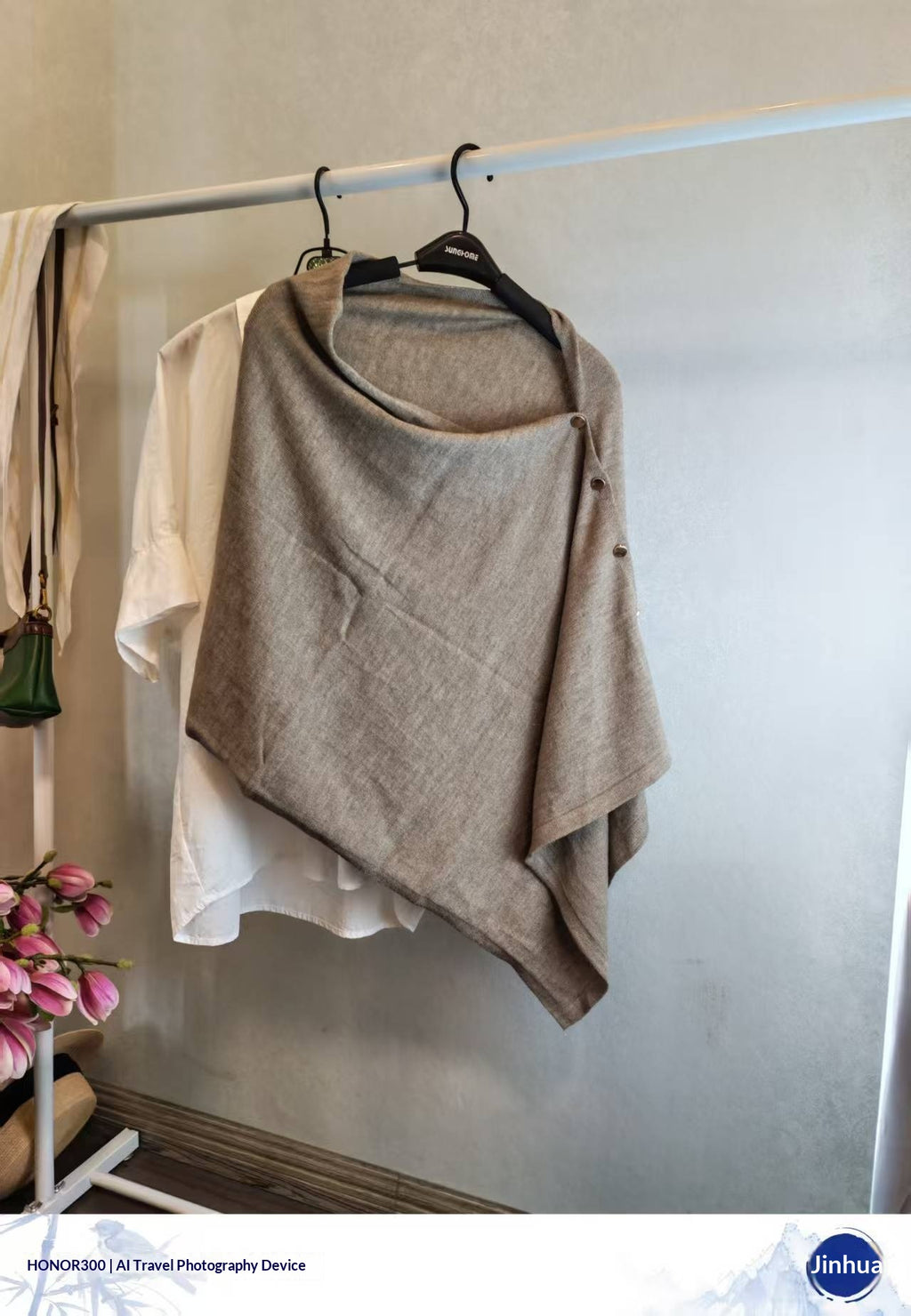 Schwarzer Wollschal mit Vintage‑Look – Bild 5 | LuxeStyle
