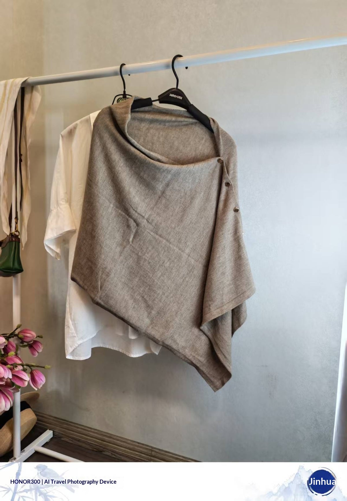 Schwarzer Wollschal mit Vintage‑Look – Bild 5 | LuxeStyle