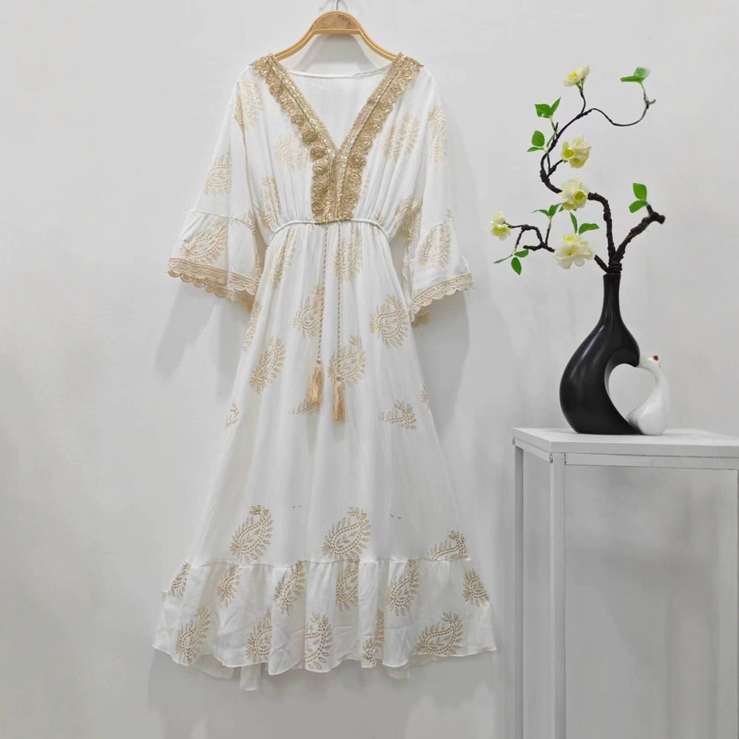 Malaiisch-indonesisches Kleid mit Goldprägung