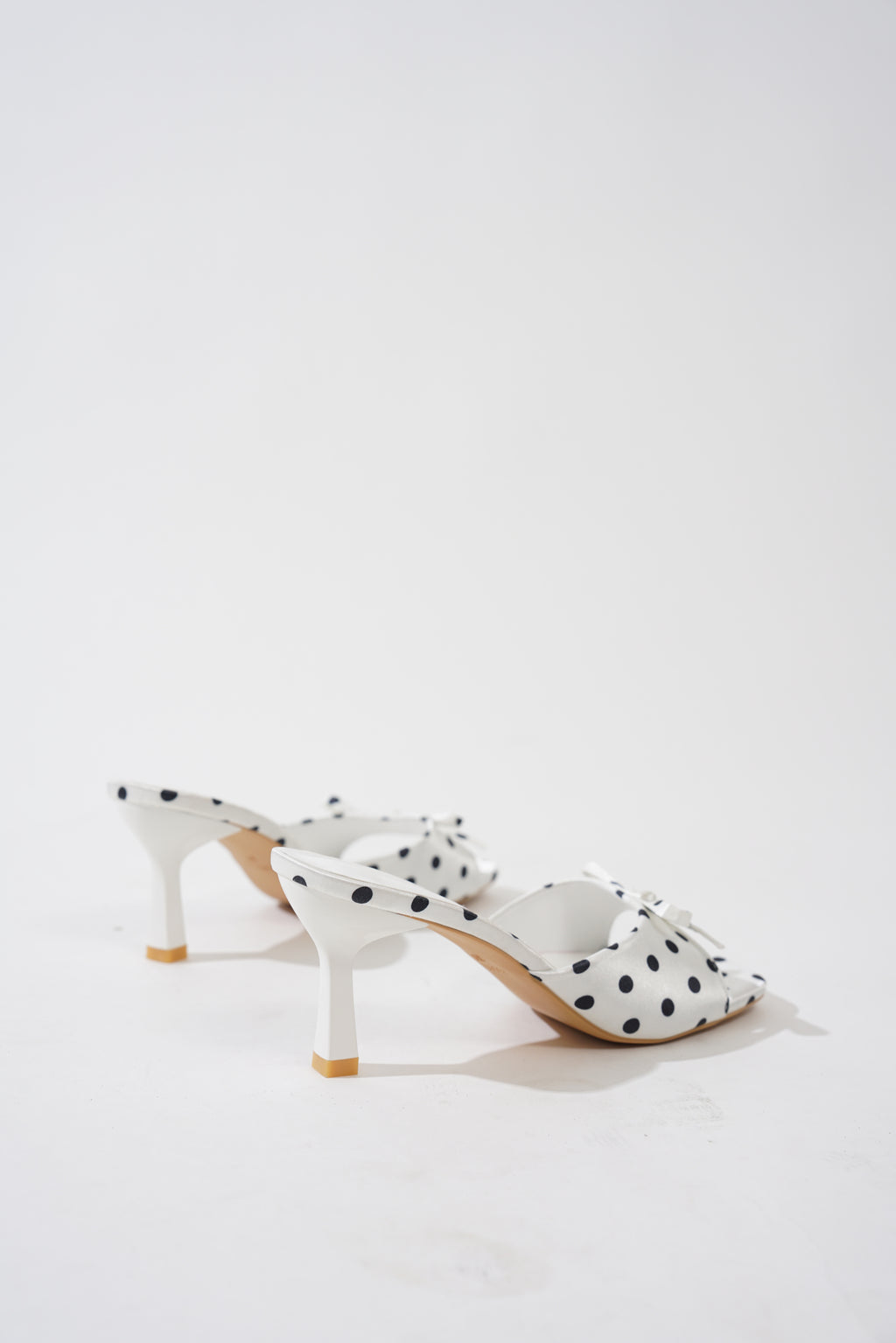 High Heel Slides mit Polka Dots und Schleife