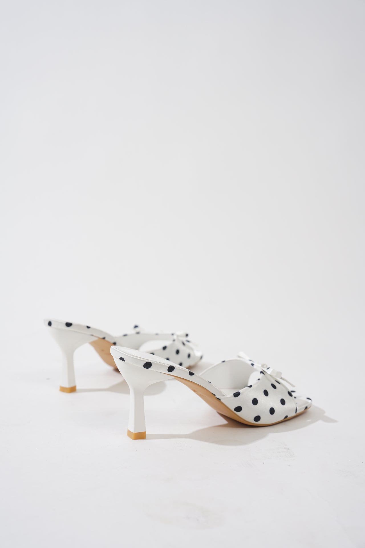 High Heel Slides mit Polka Dots und Schleife