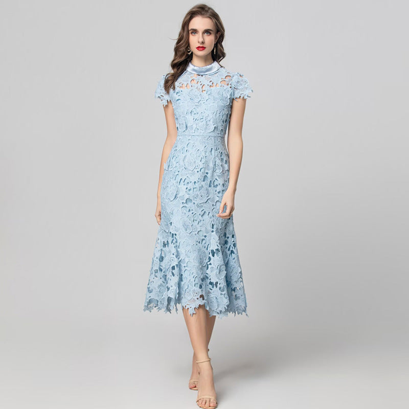 Elegantes Midi-Kleid mit Stehkragen und Lochspitze