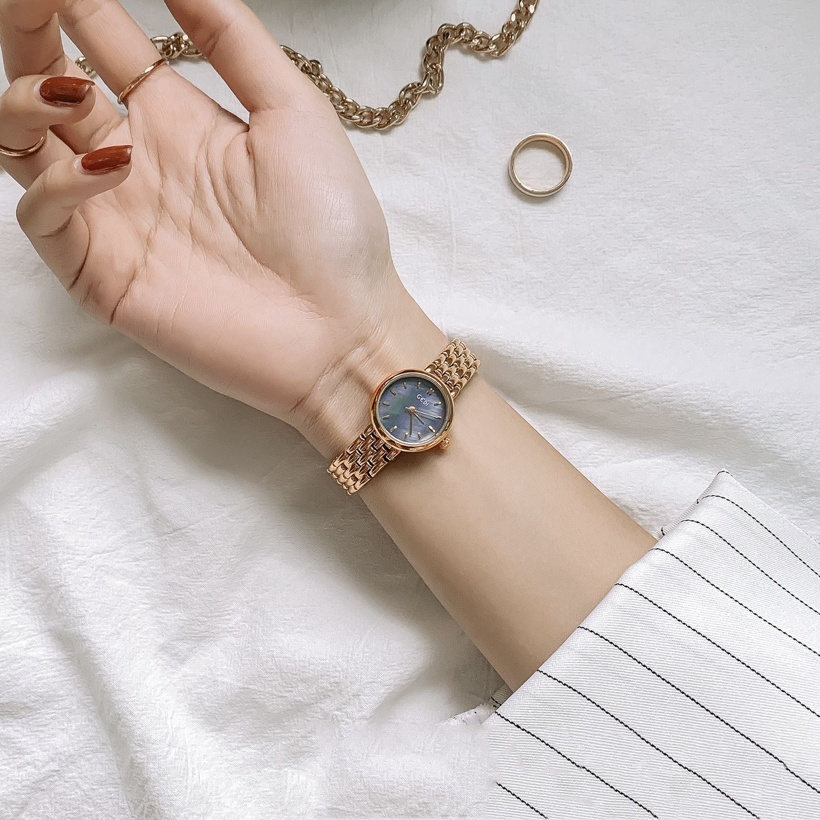 Quarzuhr mit dünnem Milanaise-Armband