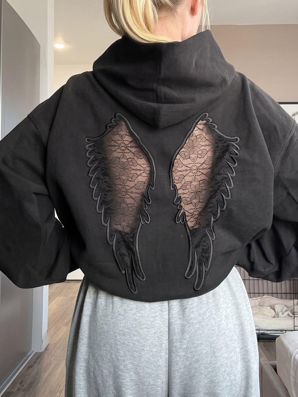 Sweatshirt mit Spitze und Flügel-Stickerei