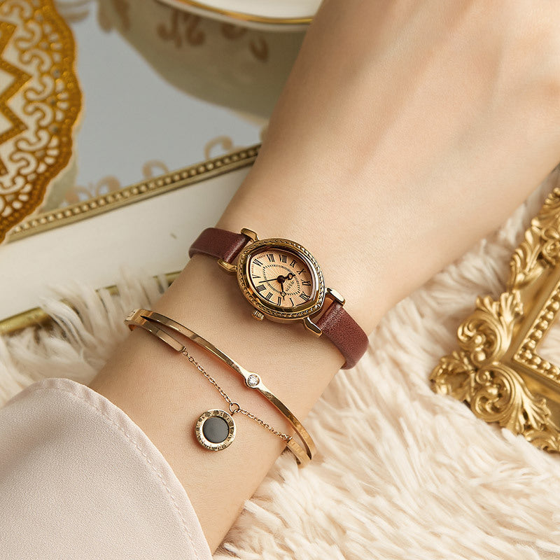 Ovale Quarzuhr mit Lederarmband