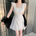 Kleid mit Schleifengürtel und A-Linie