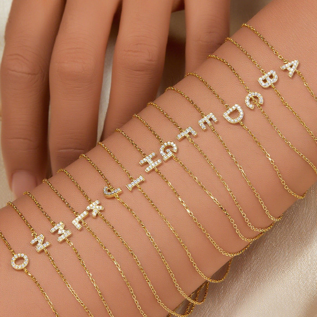 Zirkon-Armreif mit Buchstaben-Design – Bild 7 | LuxeStyle