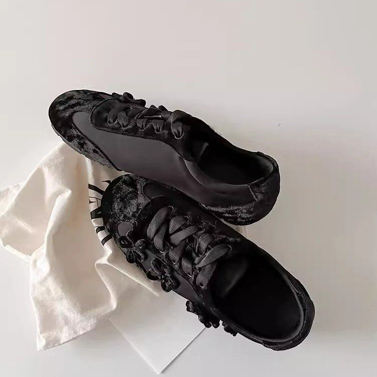 Französischer Samt-Sneaker mit Schnürung