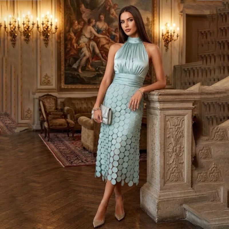 Sommerliches Neckholder-Kleid mit Rundrock