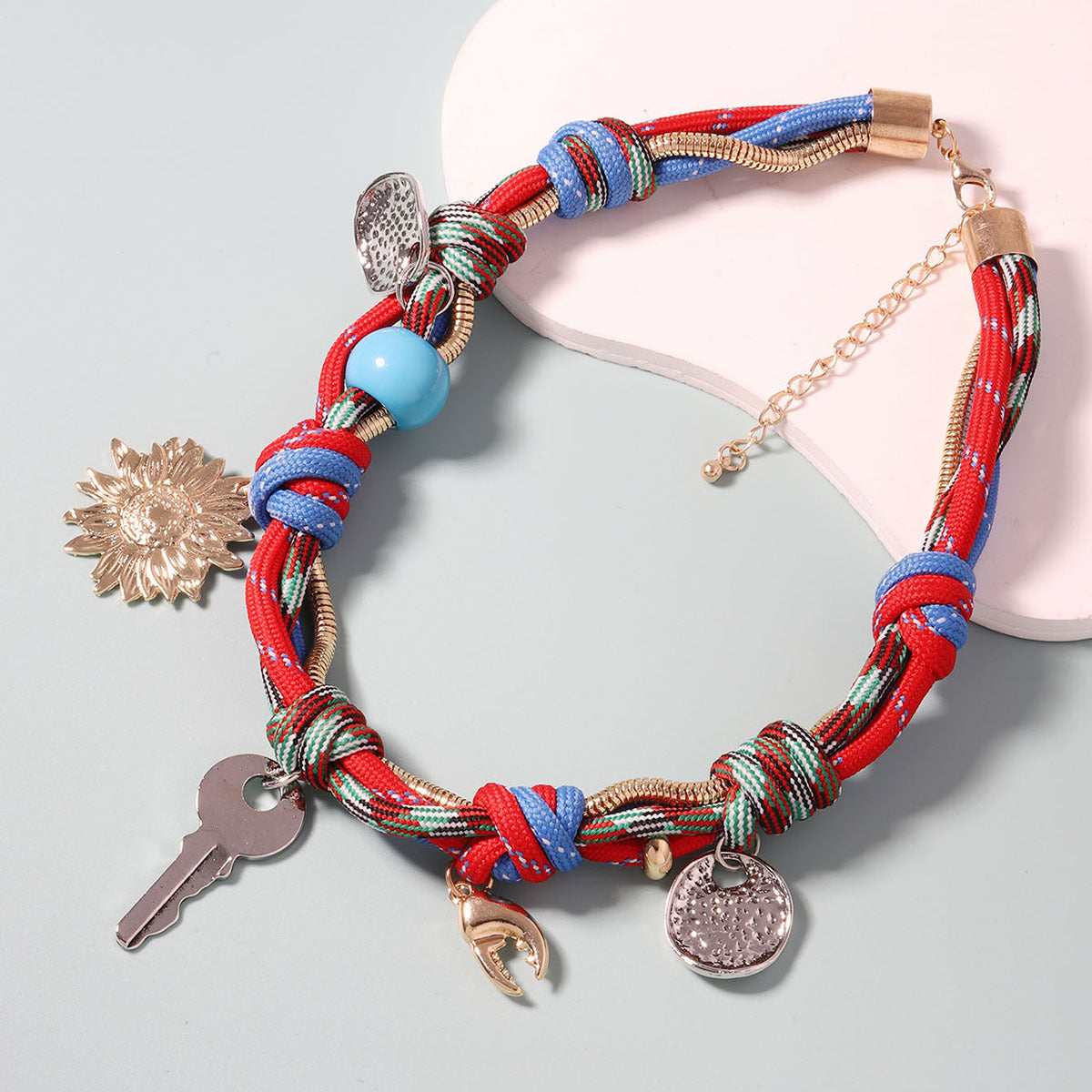 Handgefertigtes Florales Seilarmband mit Metallanhänger | LuxeStyle