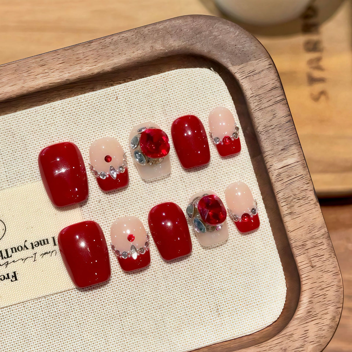 Rotes Cat's Eye Nagelset zum Aufkleben – Bild 4 | LuxeStyle