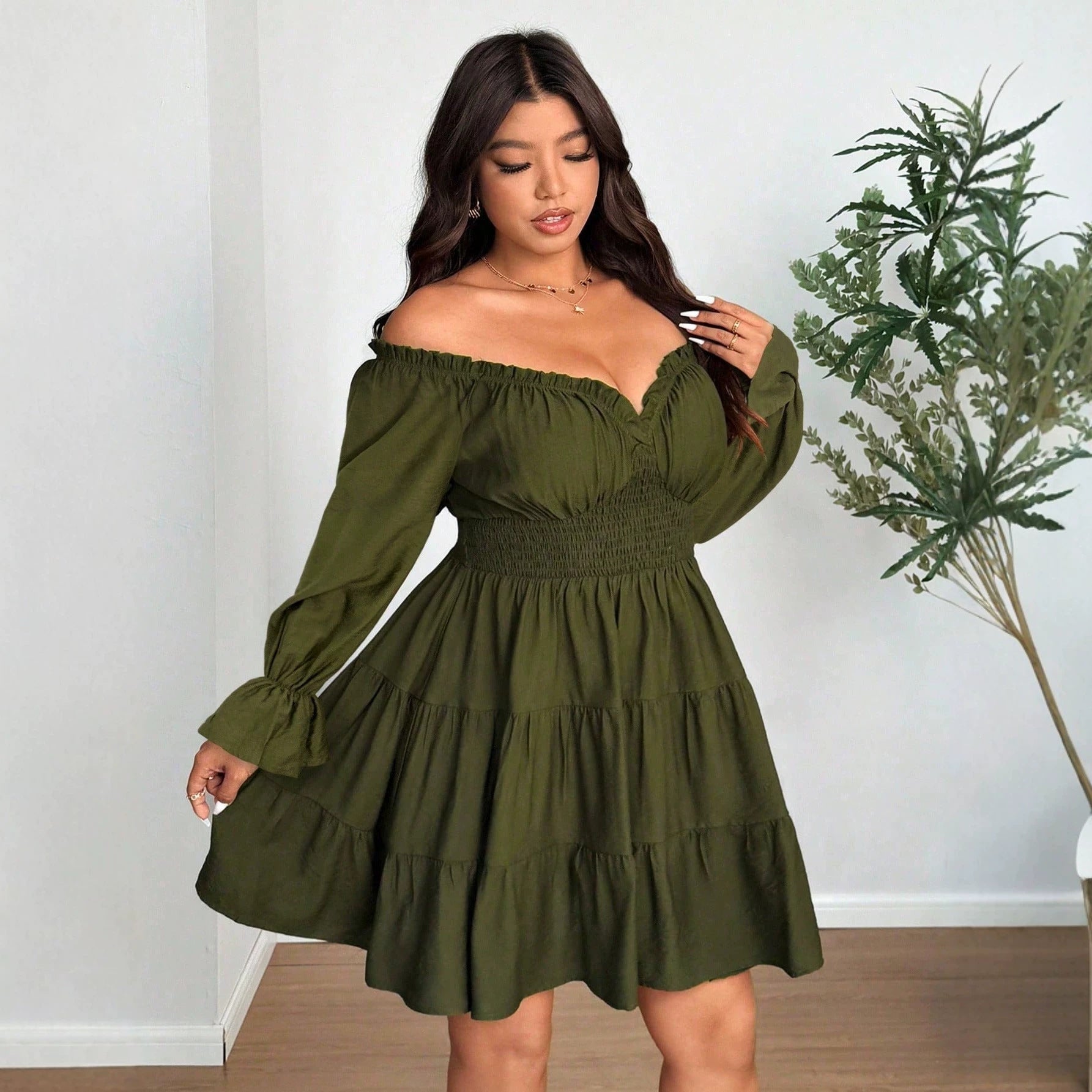 Kurzes V-Ausschnitt-Kleid
