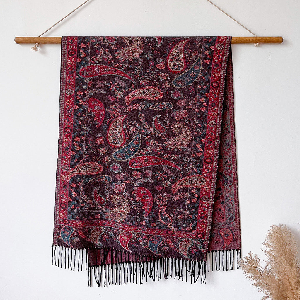 Warmer Jacquard-Poncho mit Quasten