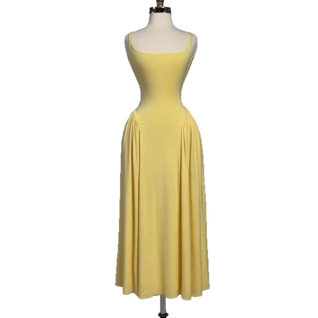 Elegantes Plisseekleid mit eckigem Ausschnitt