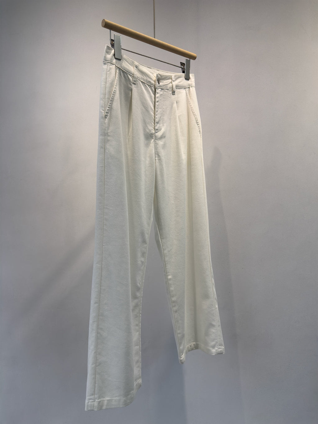 Weisse Jeans mit weitem, geradem Bein