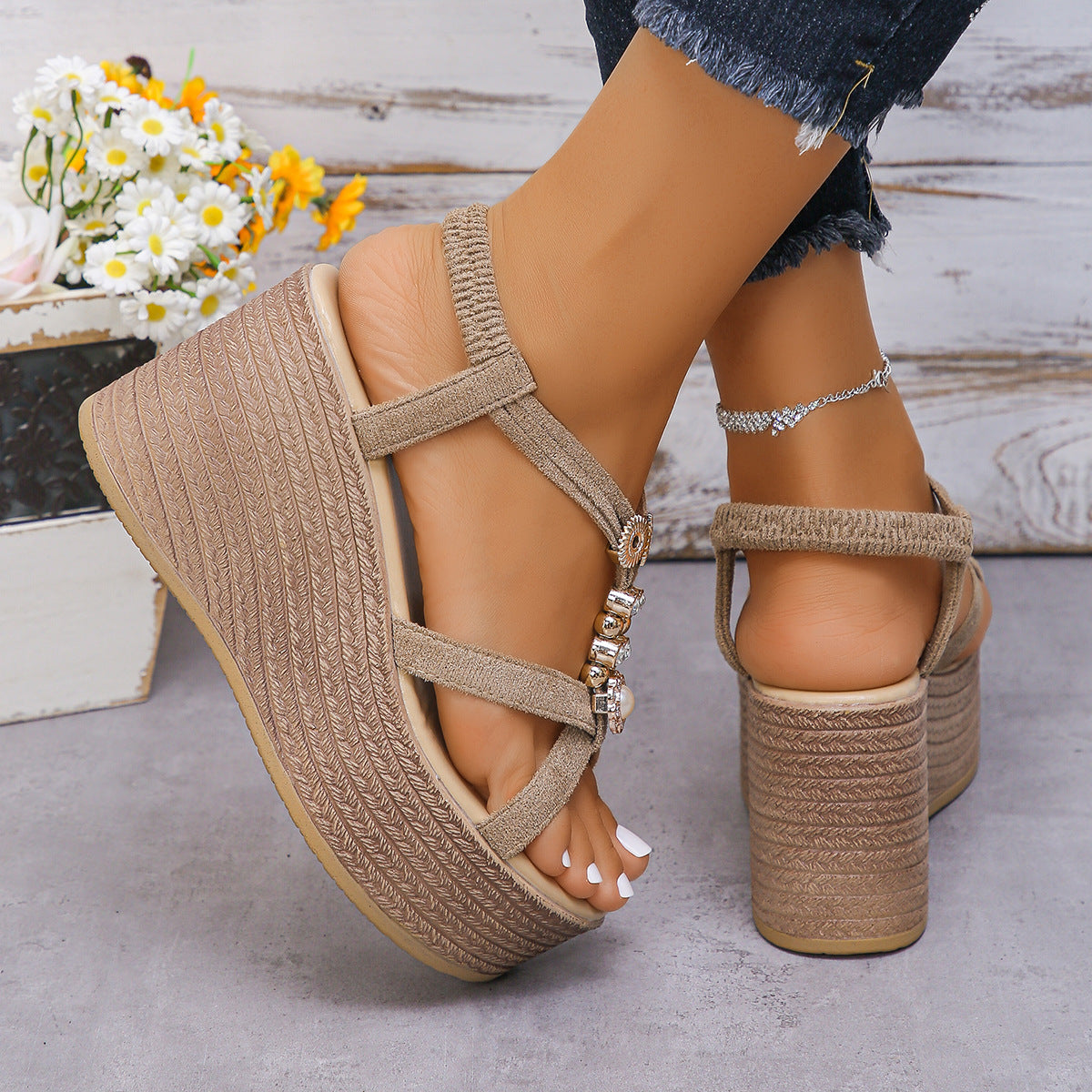 Handgemachte Keilsandalen mit Perlen – Bild 5 | LuxeStyle