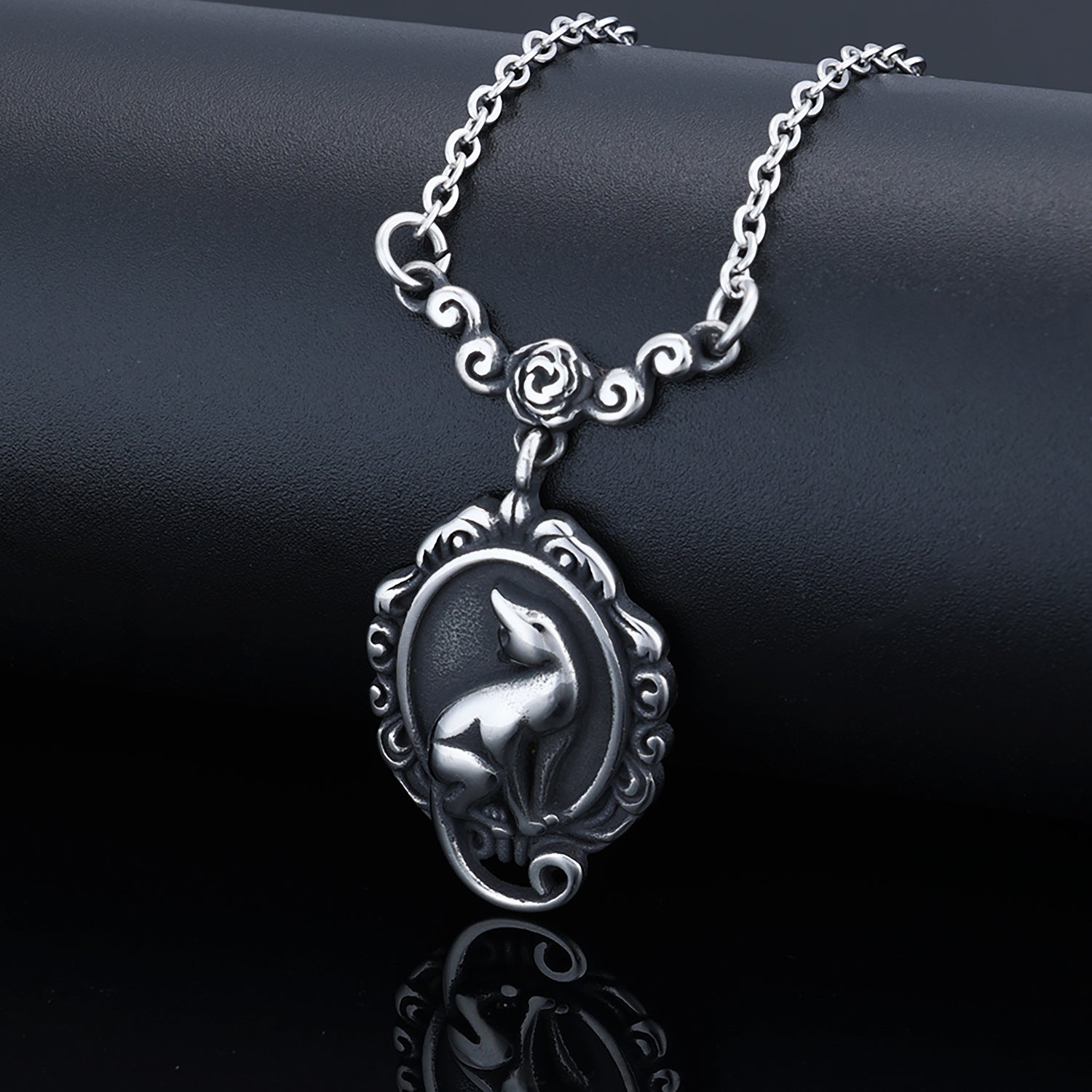 Edelstahl 3D Katzenpendant mit Blumenkranz – Unisex eleganter Personal