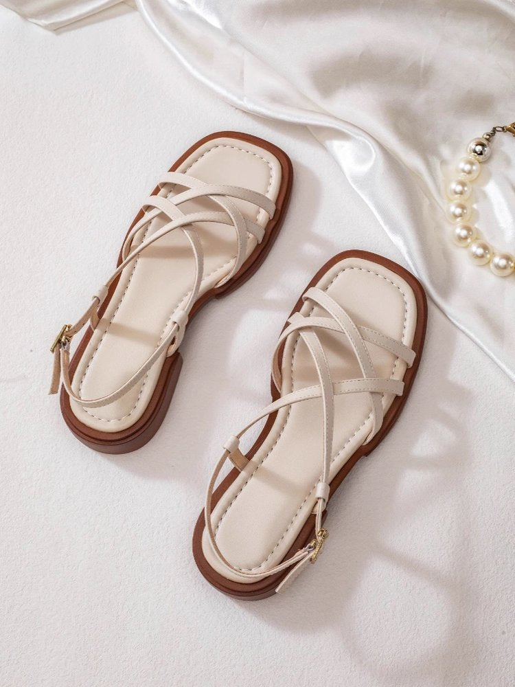 Sandalen im Retro-Stil mit überkreuzten Riemen