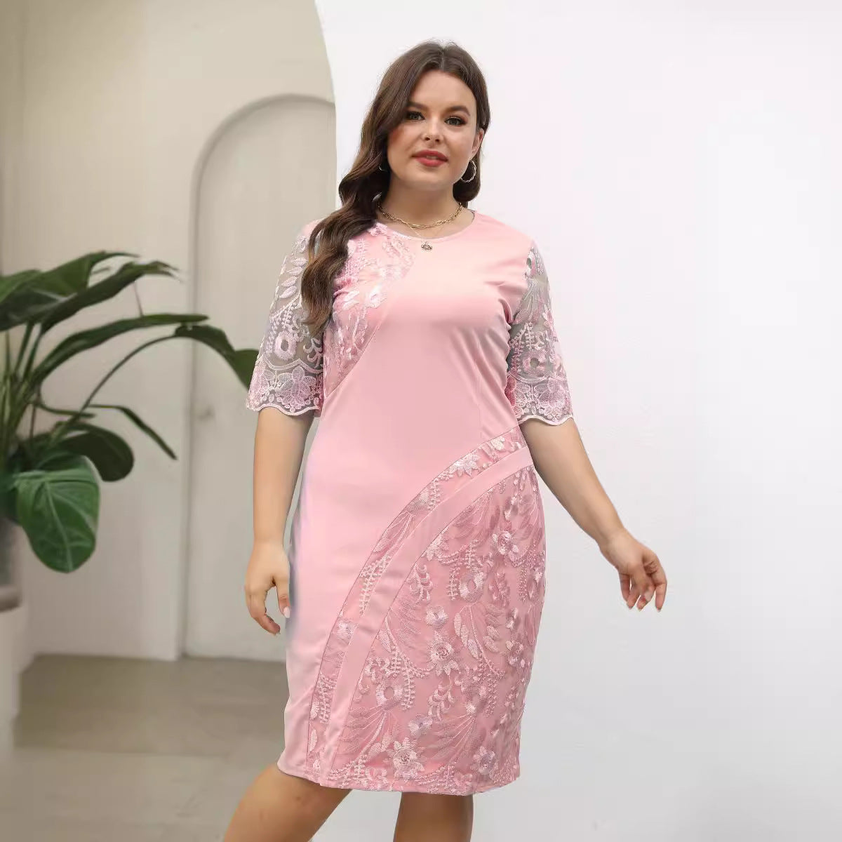 Spitzenkleid mit Stickereien in A-Linie
