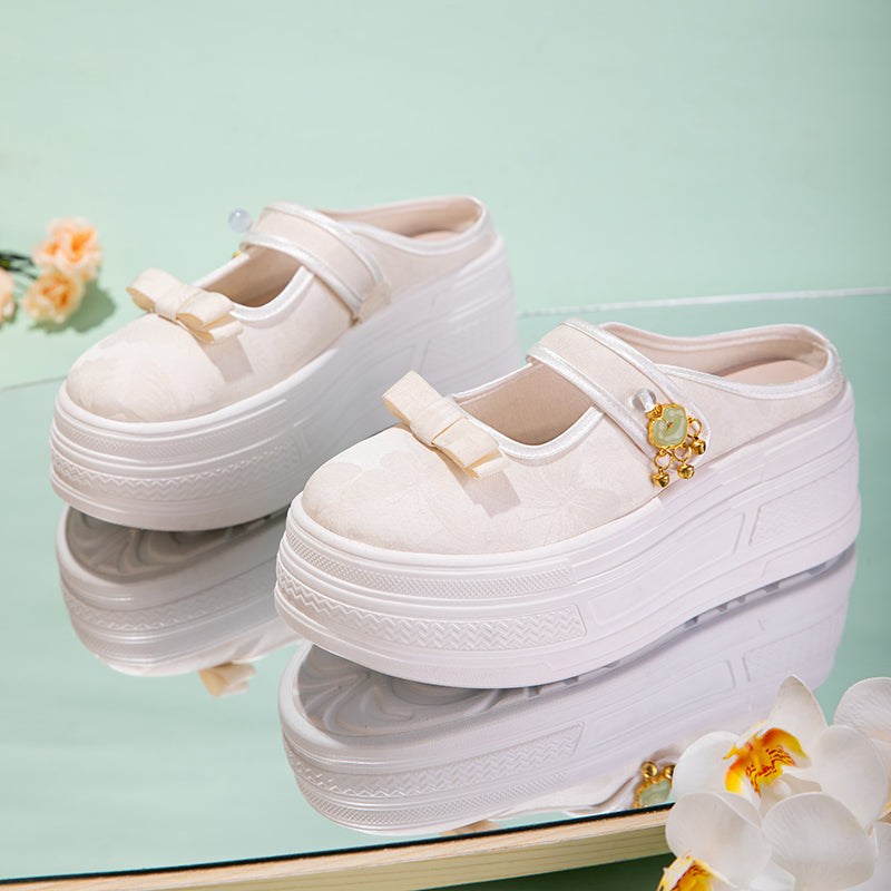 Bestickte Plateau-Mules im Vintage-Stil