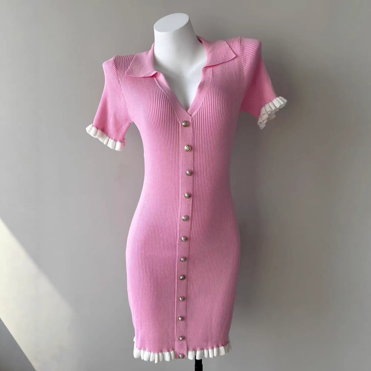 Kurzes, hochtailliertes Kleid im French-Stil – Bild 7 | LuxeStyle