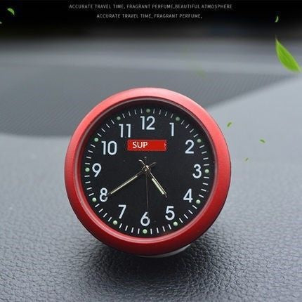 Leuchtende Auto-Uhr: Zeit nachts klar ablesen.