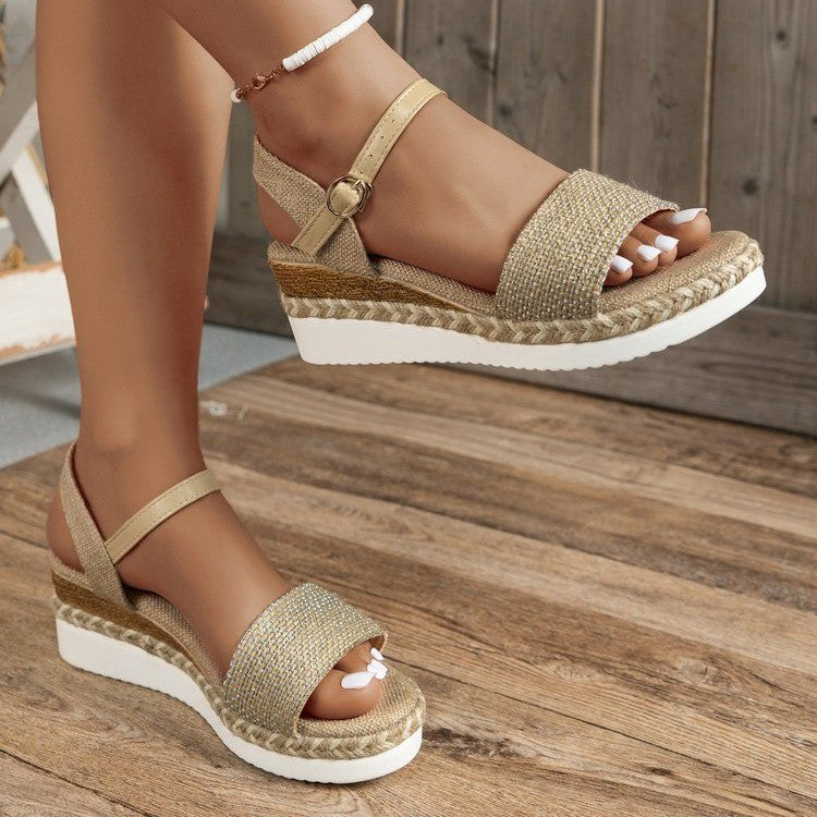 Keilsandalen aus Rattan mit Schnalle – Bild 8 | LuxeStyle