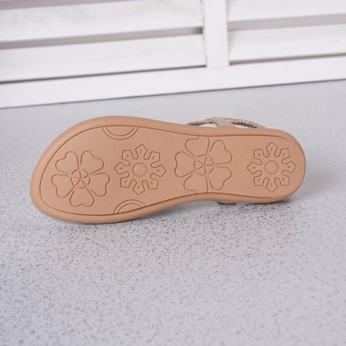 Flache, mit Pailletten besetzte römische Sandalen – Bild 3 | LuxeStyle