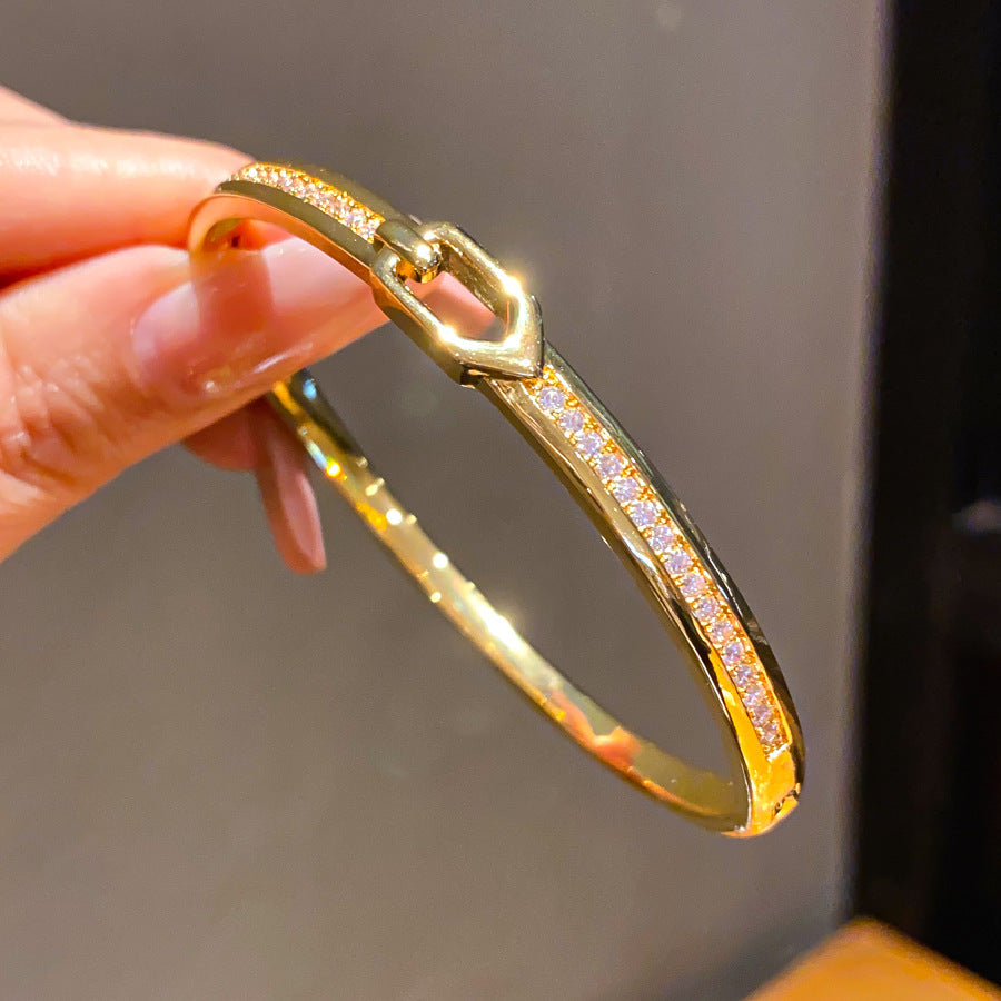 Geometrisches Armband mit Strass-Schloss