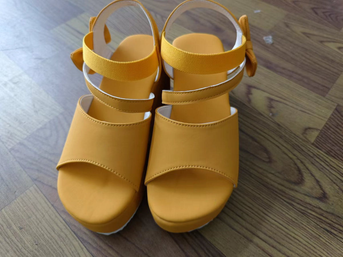 Keilabsatz-Sandalen aus Wildleder mit Peep Toe – Bild 5 | LuxeStyle