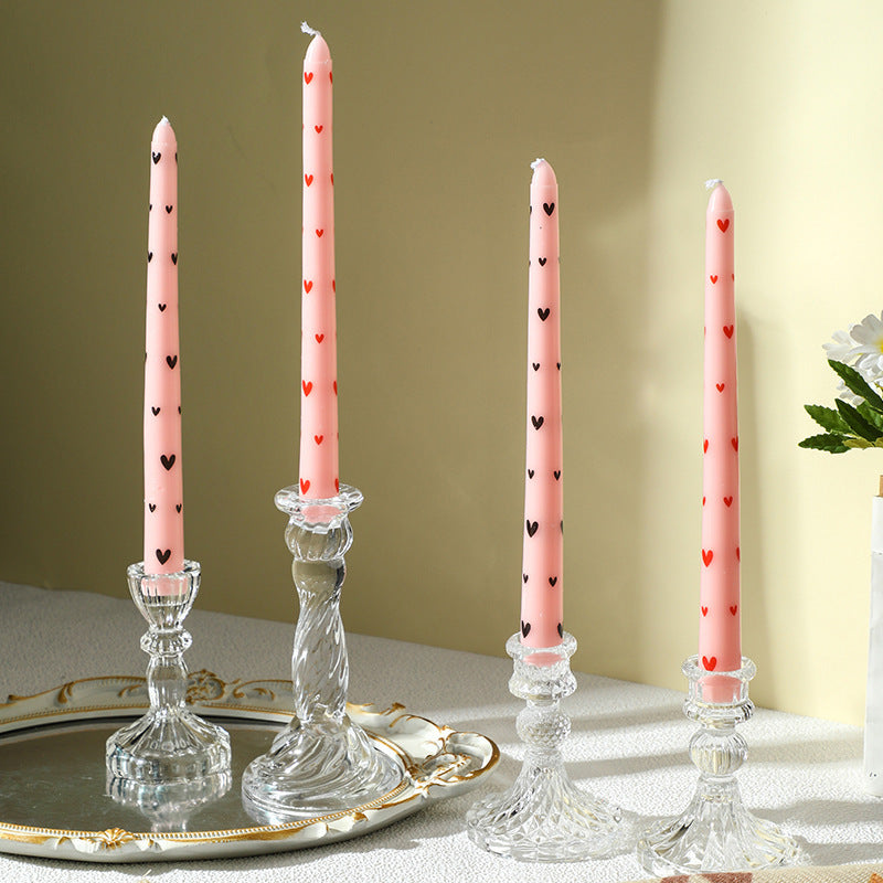 Stabkerzen mit Herz-Print in Glas-Kerzenständern