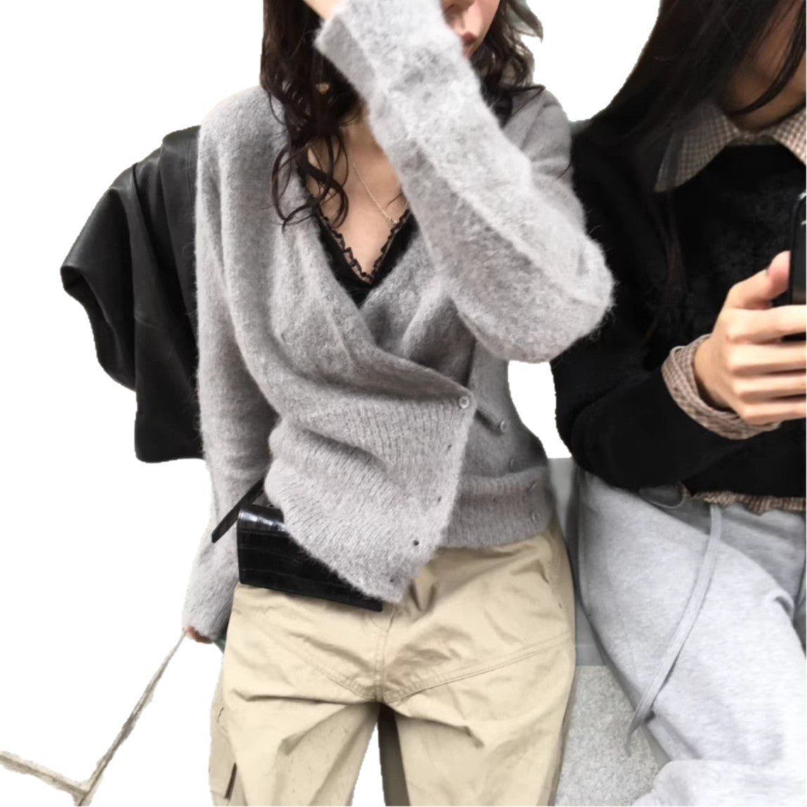 Strickpullover mit diagonalen Knöpfen