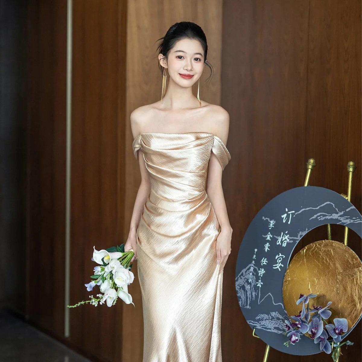 Champagnerfarbenes trägerloses Toastkleid – Bild 7 | LuxeStyle