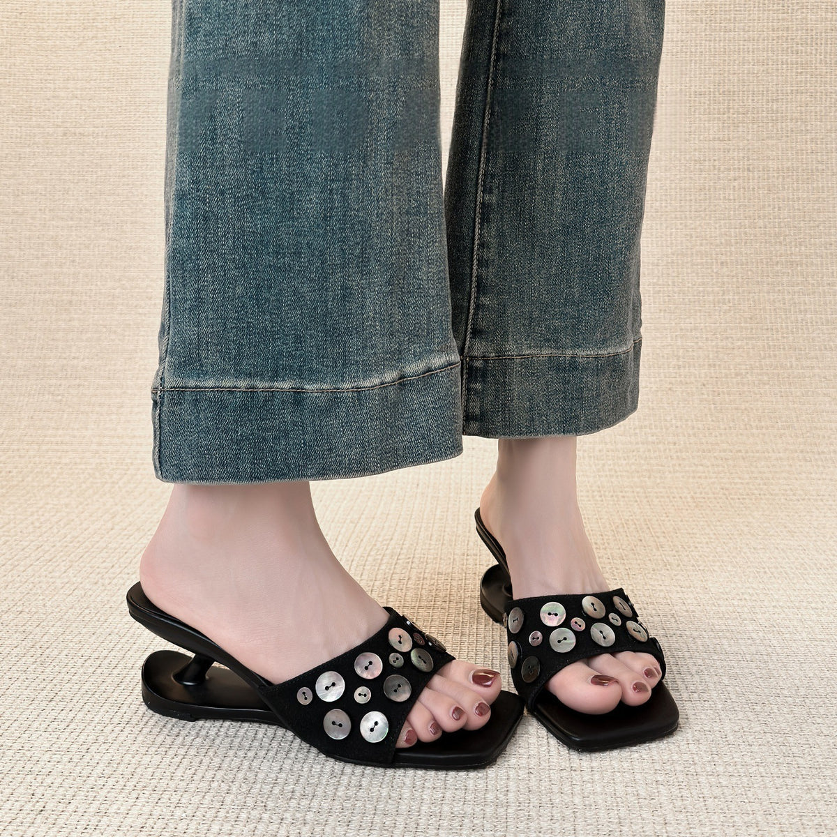 Schwarze offene Sandalen mit Mittelabsatz – Bild 4 | LuxeStyle