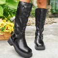 Knielange Denimstiefel mit Metall Gürtelverschluss und Blockabsatz