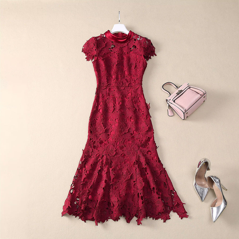 Elegantes Midi-Kleid mit Stehkragen und Lochspitze