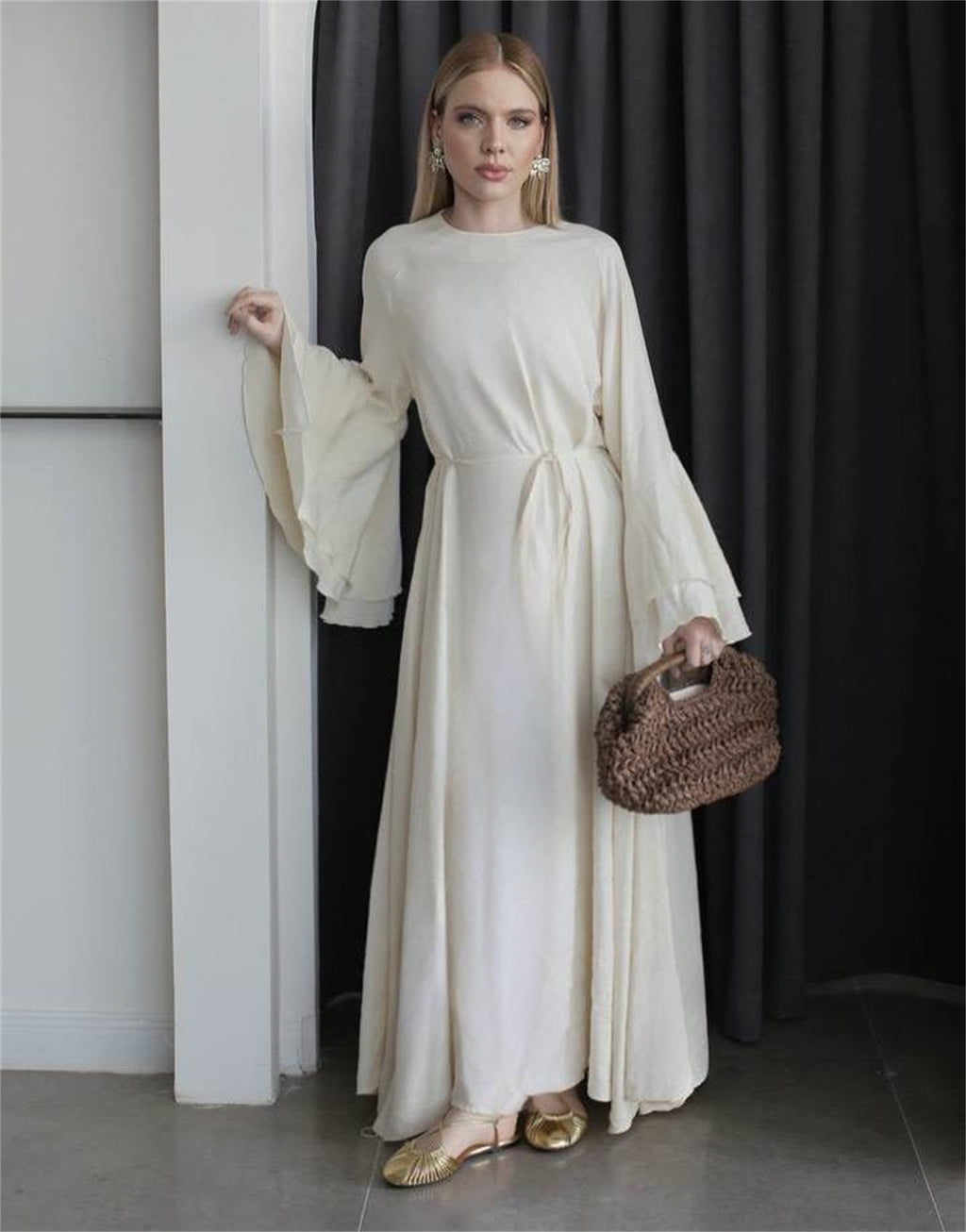 Luxuriöses Damenkleid mit Trompetenärmeln – Bild 2 | LuxeStyle
