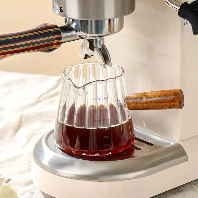 Mini Kaffeetasse aus Glas mit Holzgriff
