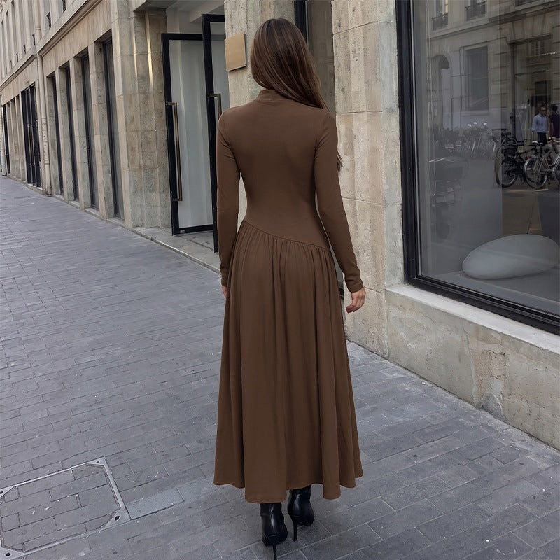 Asymmetrisches Plisseekleid mit Langarm und Stehkragen