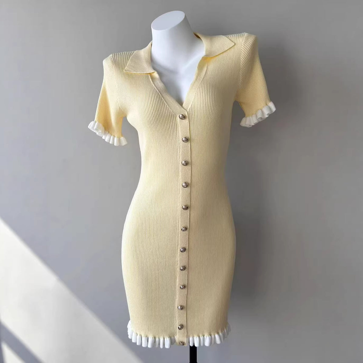 Kurzes, hochtailliertes Kleid im French-Stil – Bild 10 | LuxeStyle