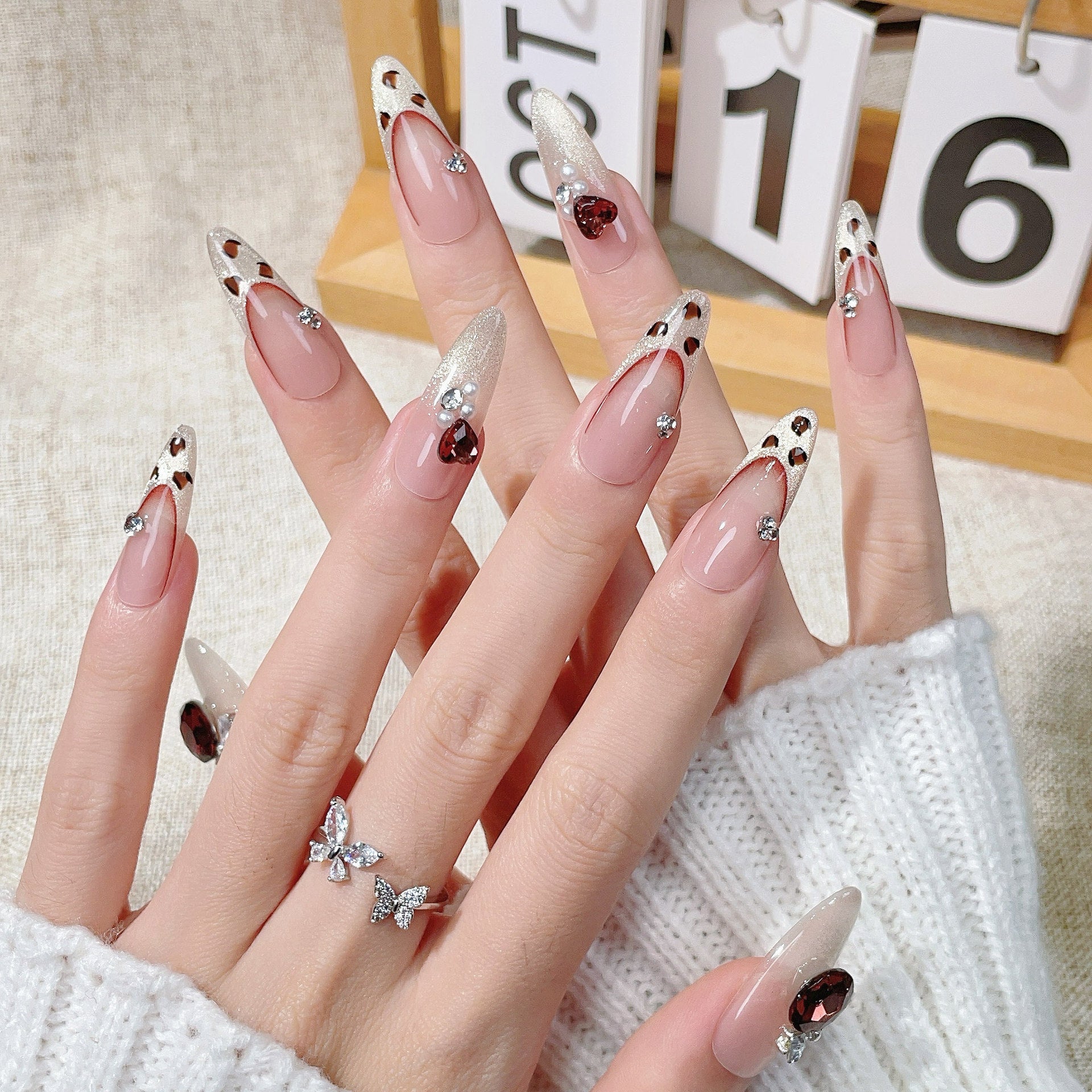Französisches Nageldesign mit Leopardenmuster
