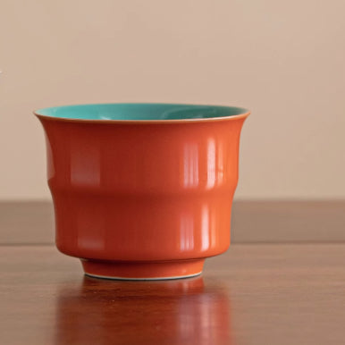 Rote Keramik-Teetasse mit Farbglasur