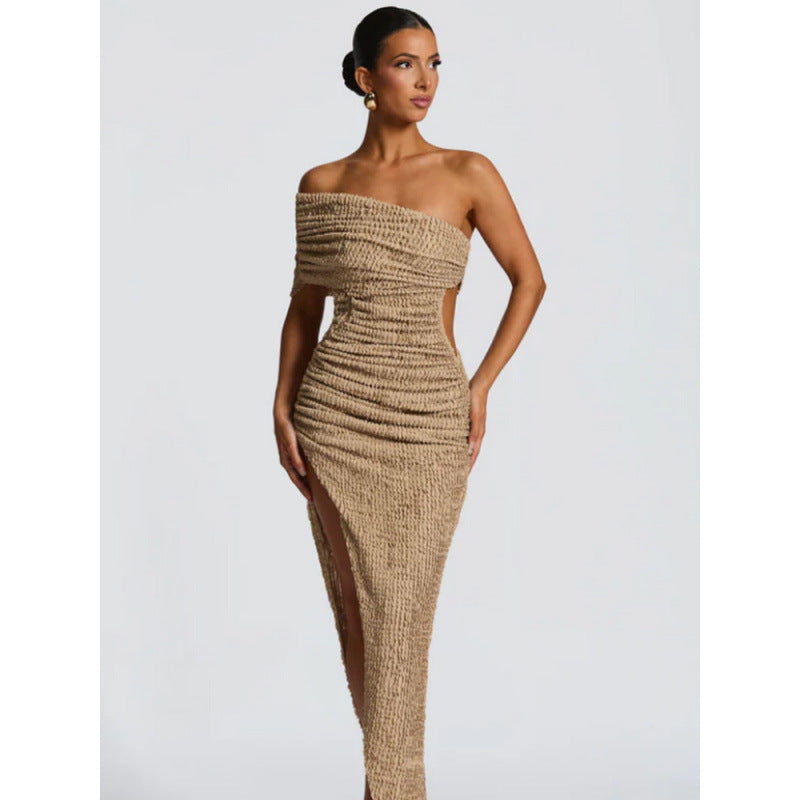 Langes Kleid mit Schlitz und Cut-Out