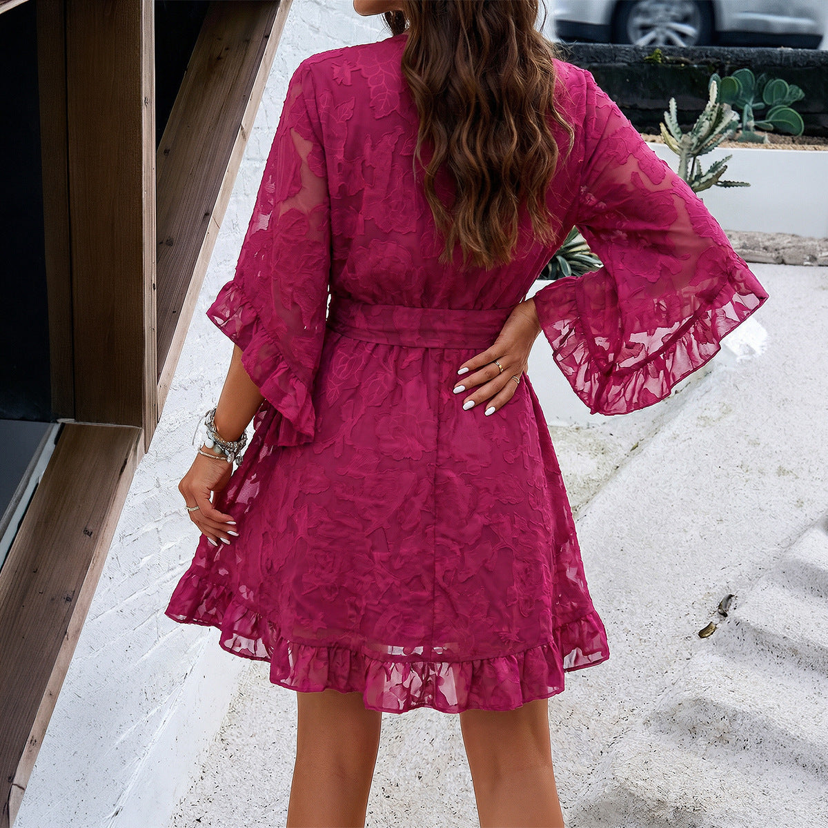 Burgunderrotes Mini-Kleid mit V-Ausschnitt – Bild 5 | LuxeStyle