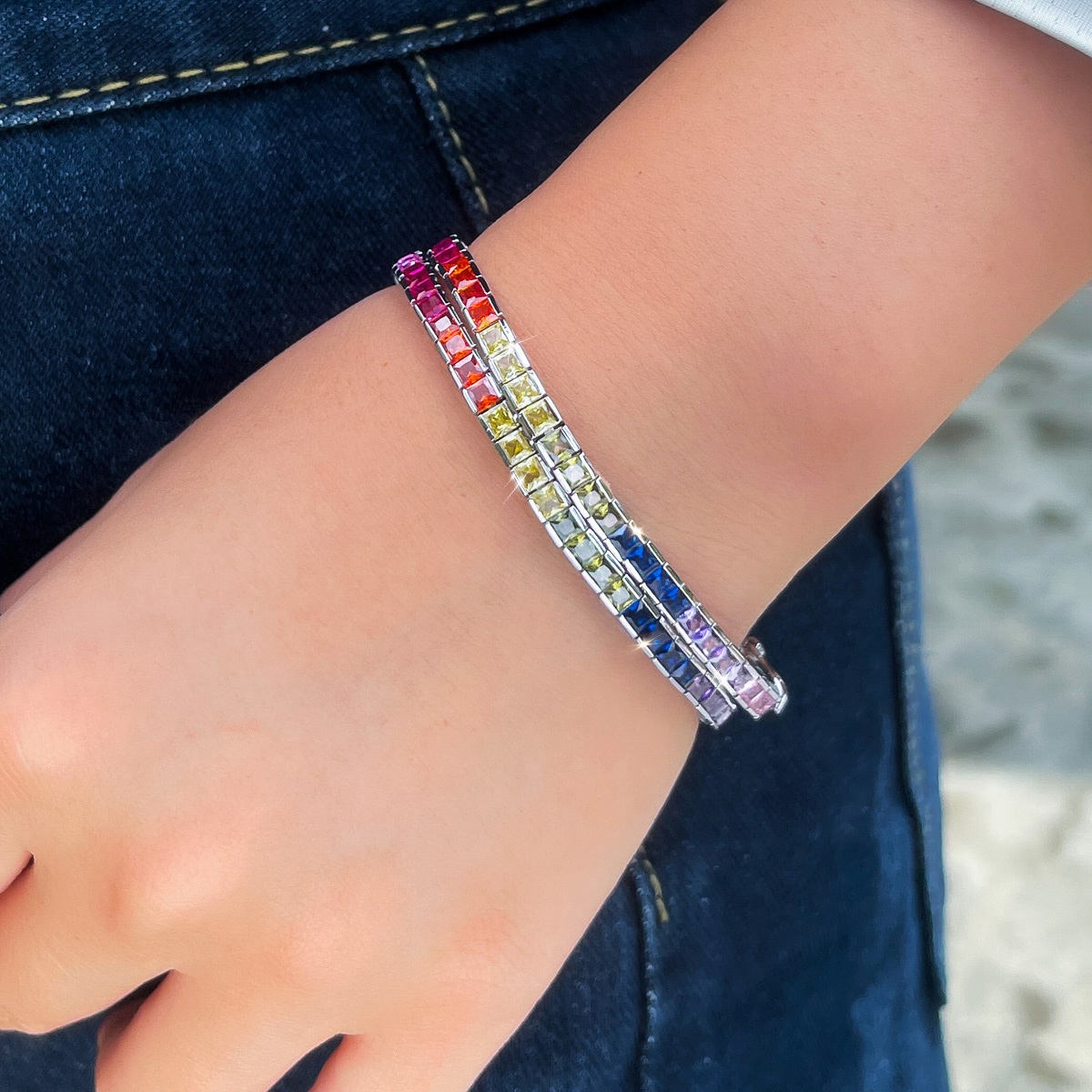 Regenbogenfarbenes Tennis-Armband mit Zirkonia – Bild 5 | LuxeStyle
